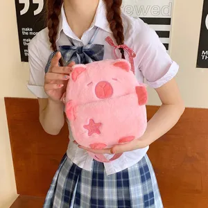 Sac bandoulière en peluche capybara rose, pochette épaule poupée animal kawaii.
