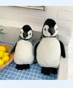 Detailansicht von zwei süßen Pinguin-Plüschrucksäcken in verschiedenen Größen.