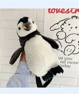 Nahaufnahme eines flauschigen Pinguin-Rucksacks mit weicher Textur und süßem Gesicht.