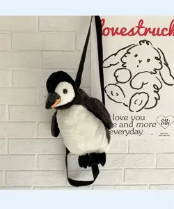 Detailansicht eines süßen Plüsch-Pinguin-Rucksacks mit weichem Kunstfell und Gurt.