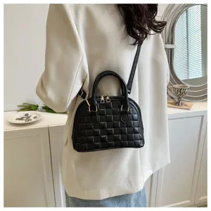 Elegante bolso bandolera acolchado negro para mujer con un diseño de textura moderno