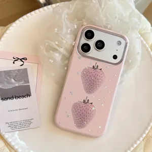 Gros plan d'une coque iPhone rose avec des illustrations de fraises et étoiles brillantes