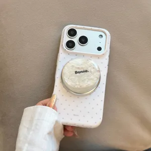 Λεπτομέρεια θήκης iPhone με μαγνητική μαρμάρινη βάση και πουά σχέδιο σε λευκό