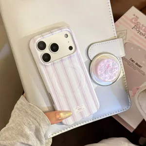 Vue détaillée d'une coque iPhone rayée avec un support étoile en nacre.