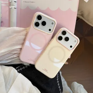 Gros plan sur des coques iPhone magnétiques rose et crème avec détails textuels
