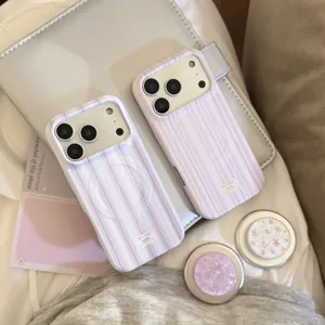 Détail rapproché des coques iPhone 16 rayées avec supports de téléphone magnétiques étoilés