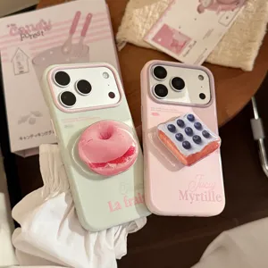 Vue détaillée des coques iPhone rose et verte avec supports 3D dessert et toast