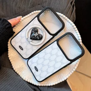 Gros plan de coques de téléphone à motif dentelle française et support bague cœur