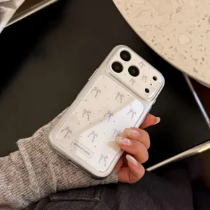 Vue détaillée d'une coque iPhone grise haut de gamme avec motifs de nœuds chic
