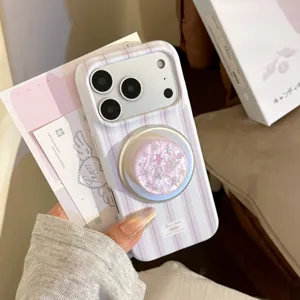 Détail d'une coque iPhone 16 avec support étoiles en nacre et rayures violettes
