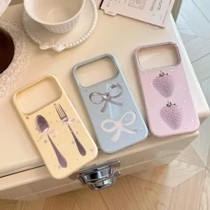 Vue détaillée de coques iPhone style ins coréen avec motifs fraise, nœud et paillettes