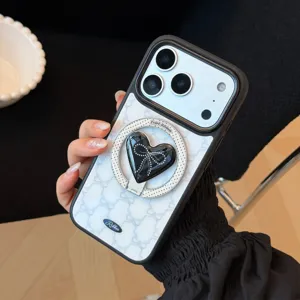 Vue détaillée de la coque iPhone blanche avec motif dentelle et support cœur magnétique