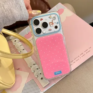 Détail d'une coque pour iPhone rose à pois avec d'adorables décorations d'animaux en 3D