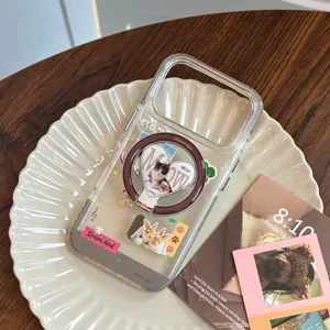 Gros plan du support d'anneau magnétique avec motif chat sur coque transparente