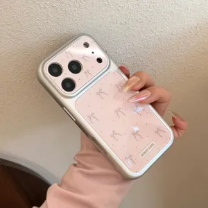 Vue détaillée du cadre argenté et du panneau rose de cette élégante coque iPhone à nœuds