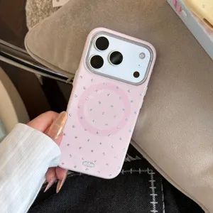 Vue détaillée de la coque MagSafe rose avec strass argentés scintillants