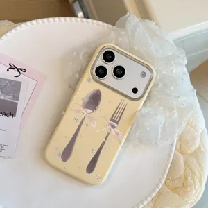 Gros plan détaillé d'une coque iPhone crème avec illustrations de cuillère et fourchette.