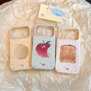 Coques iPhone mignonnes avec motifs de fruits, étoiles et toast sur papier froissé.