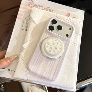 Gros plan du support de téléphone nacré avec étoiles colorées sur coque rayée