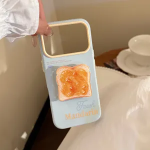 Gros plan d'une coque de téléphone bleu clair avec un support en forme de toast