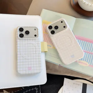 Détail de coques de téléphone MagSafe à carreaux minimalistes avec un petit cœur
