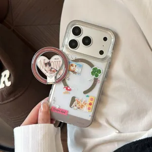 Vue détaillée d'une coque iPhone style collage avec anneau magnétique et jolis autocollants
