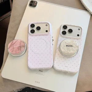 Κοντινό πλάνο θήκης iPhone με πουά και μαγνητική λαβή με υφή μαρμάρου