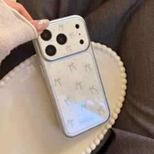 Gros plan d'une coque iPhone gris argent avec des motifs de nœuds délicats et fini élégant