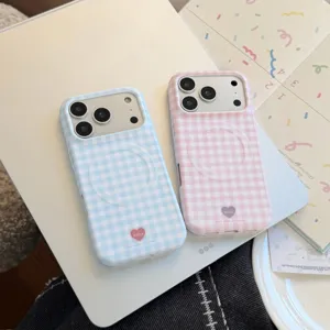 Gros plan de coques magnétiques à carreaux bleus et roses avec détail cœur et texte Bonne