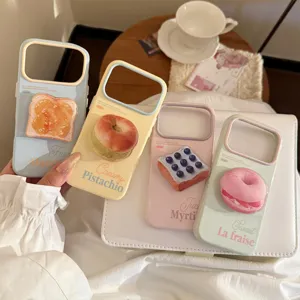 Vue détaillée de coques de téléphone pastel avec décors 3D de pain et desserts