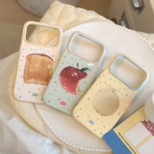 Gros plan de trois coques de téléphone pastel avec motifs de fruits et d'étoiles sur plateau