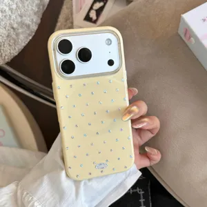 Détail d'une coque iPhone crème avec motif à pois strass scintillants et logo