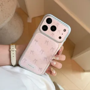 Détail de la coque iPhone rose avec motifs nœuds et cadre de protection argenté