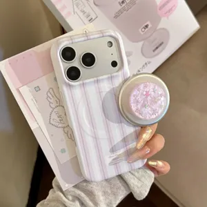 Vue détaillée du support magnétique étoile nacrée sur la coque rayée de l'iPhone