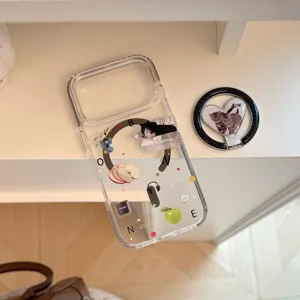 Coque iPhone transparente avec collage de chat et support magnétique assorti en forme de cœur.