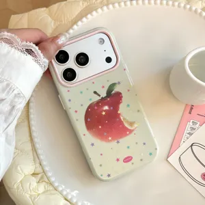 Vue détaillée de la coque iPhone vert clair avec motifs pomme et étoiles