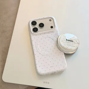 Λεπτομέρεια λευκής θήκης iPhone με πουά και μαγνητική λαβή με υφή μαρμάρου