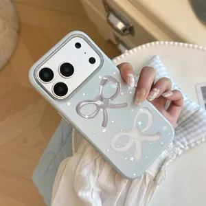 Vue détaillée de la coque iPhone bleu clair avec motifs nœuds et étoiles scintillantes