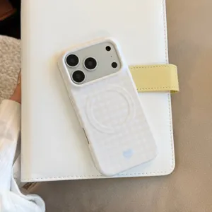 Vue détaillée de la coque iPhone magnétique à carreaux crème avec cœur