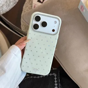 Gros plan de la coque iPhone vert clair avec des pois en strass argentés brillants
