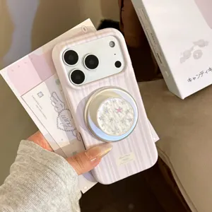 Détail d'une coque iPhone rayée avec un support à motif d'étoiles scintillantes