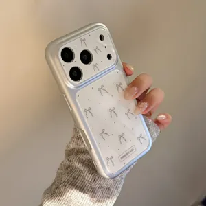 Détail d'une coque iPhone argentée avec motifs de nœuds élégants et bords antichocs