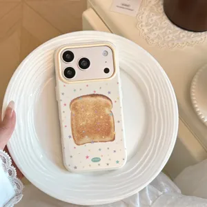 Gros plan d'une coque iPhone présentant une illustration de toast et de petites étoiles