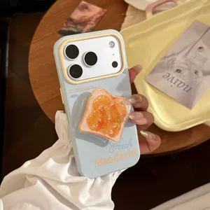 Vue détaillée d'une coque iPhone bleu clair avec support 3D pain grillé et confiture