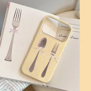 Vue détaillée d'une coque iPhone style Ins coréen avec motifs de cuillère et fourchette