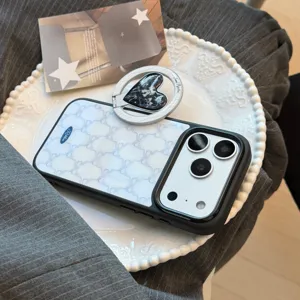 Détail de la coque iPhone avec motif dentelle bleue et support magnétique en cœur
