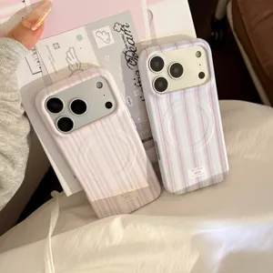 Gros plan de coques iPhone rayées à texture nacre avec anneaux magnétiques MagSafe