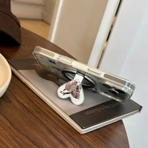 Gros plan d'un support de téléphone magnétique en forme de cœur avec motif chat mignon
