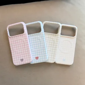 Vue détaillée de quatre coques iPhone magnétiques à carreaux avec un design en cœur