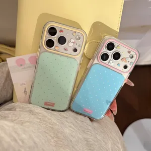 Gros plan sur d'adorables coques iPhone à pois avec motifs de chiots et chatons.